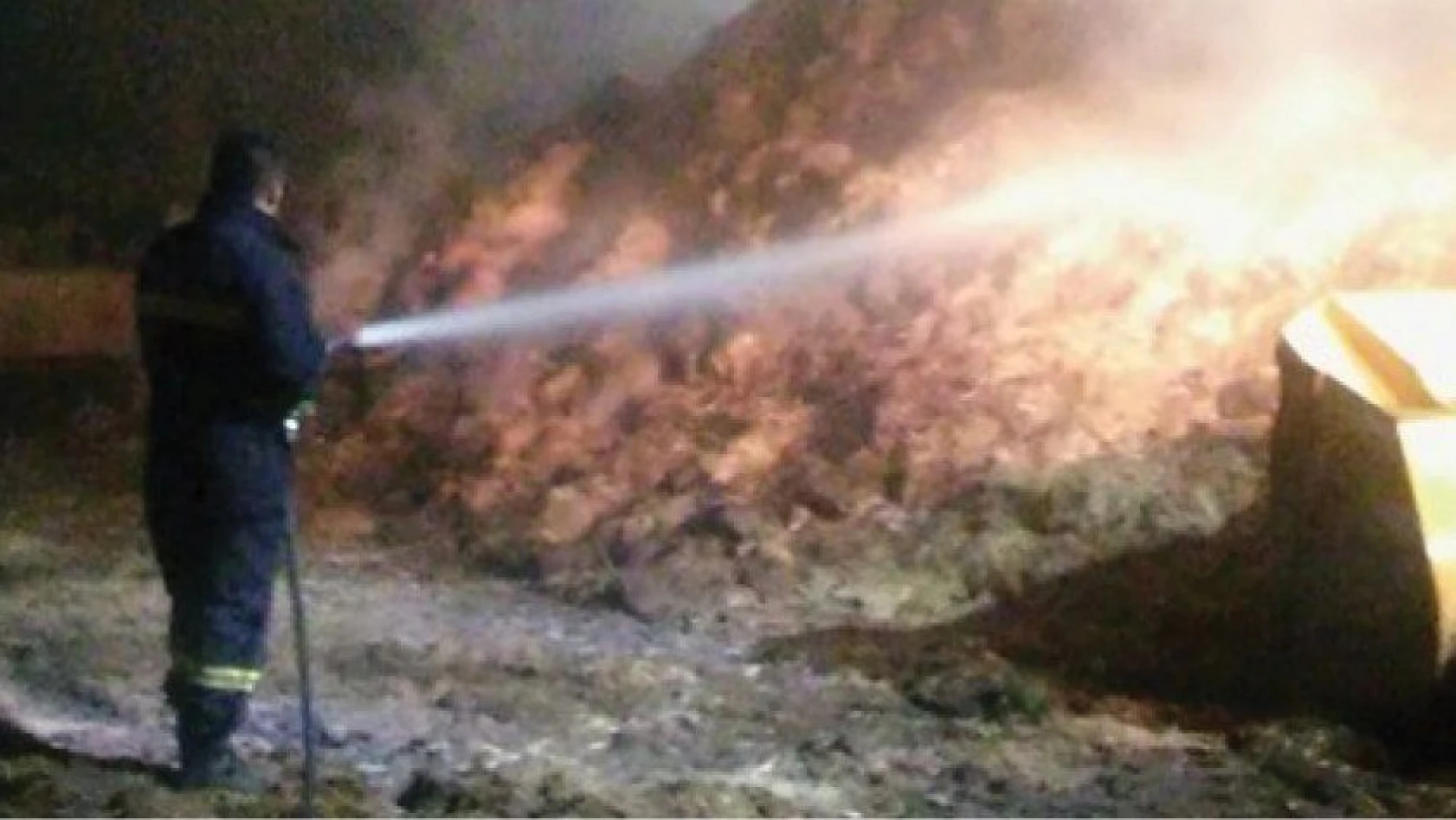 Tomarza'daki balya yangını 8 saat sonra söndürüldü