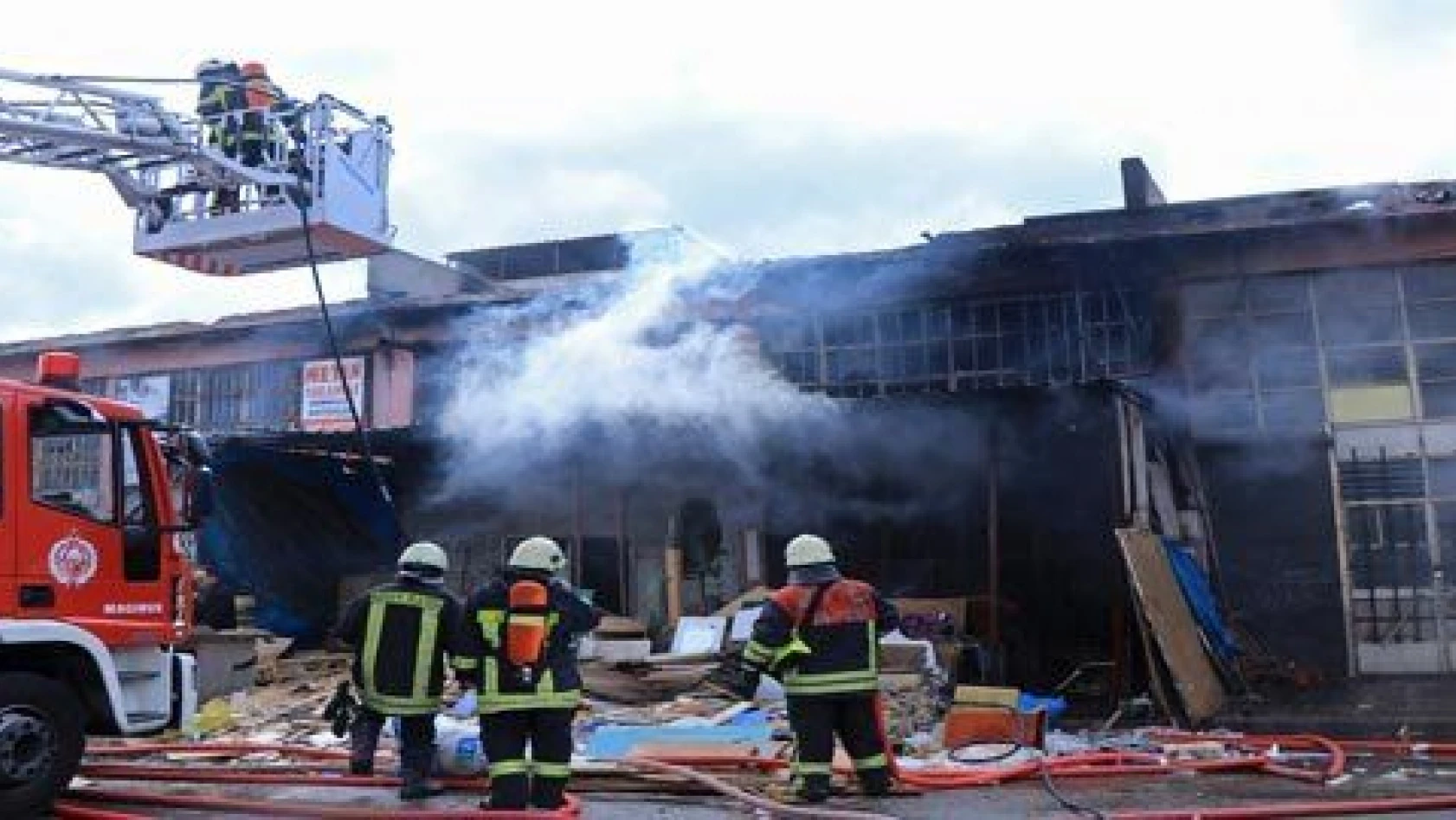 Kayseri'de marangozhanede çıkan yangın hasara neden oldu