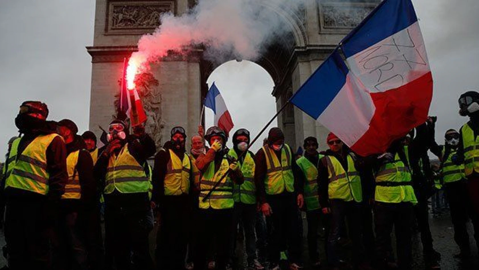 Fransa'da 129 gösterici gözaltına alındı