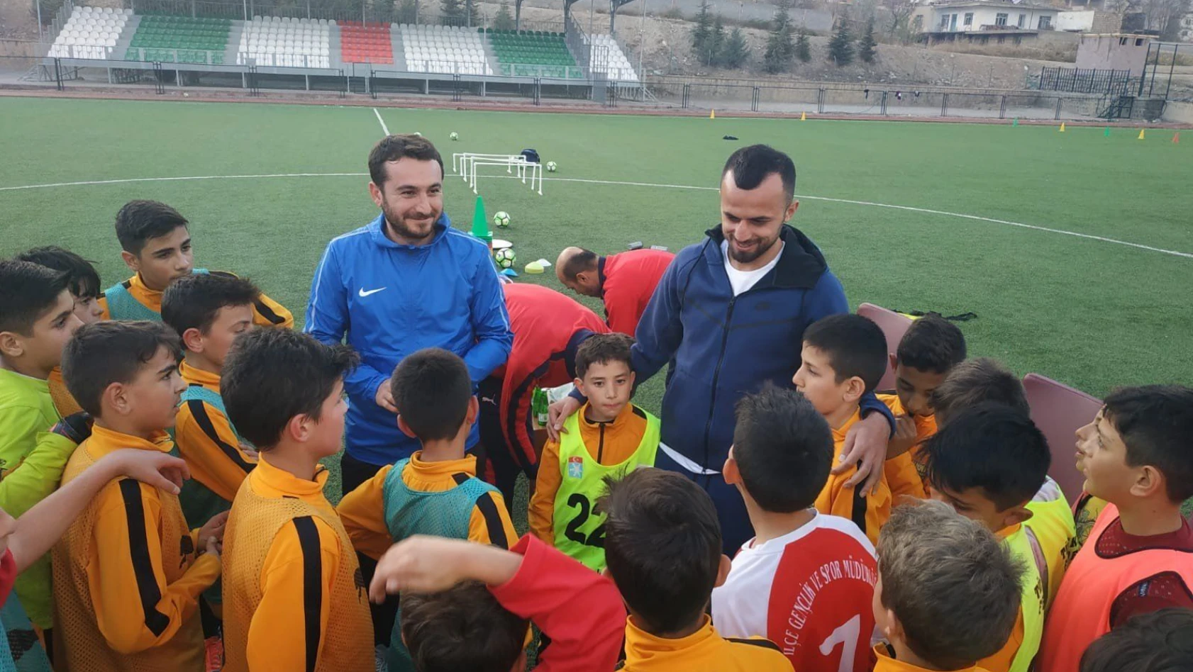 İlhan Parlak, futbola başladığı Yerköyspor'u ziyaret etti