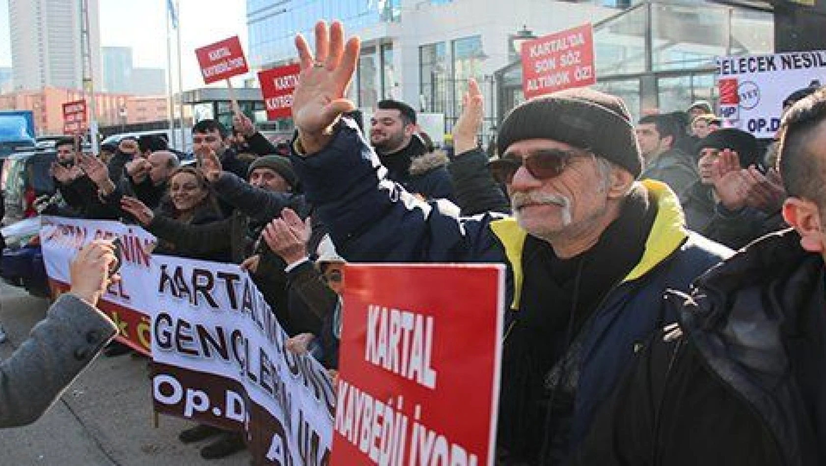 CHP önünde partililerden aday protestosu 