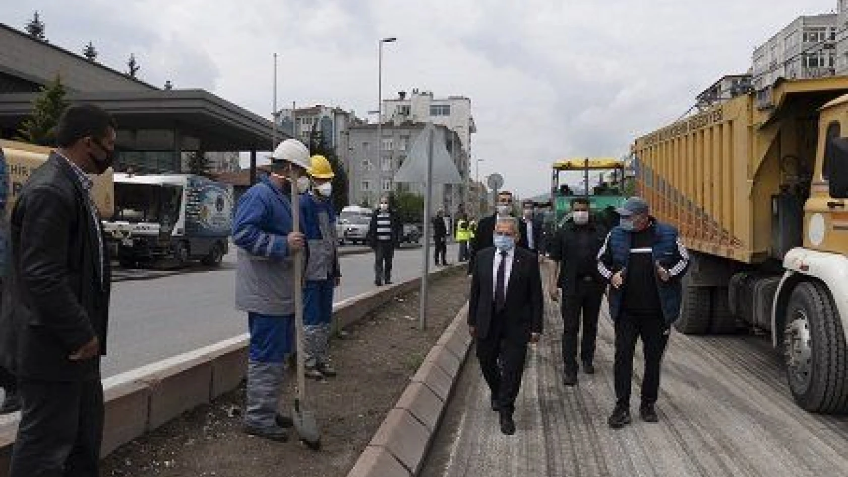 Sokağa çıkma yasağını fırsat bilen Büyükşehir, Sivas Caddesi 'ni asfaltlıyor