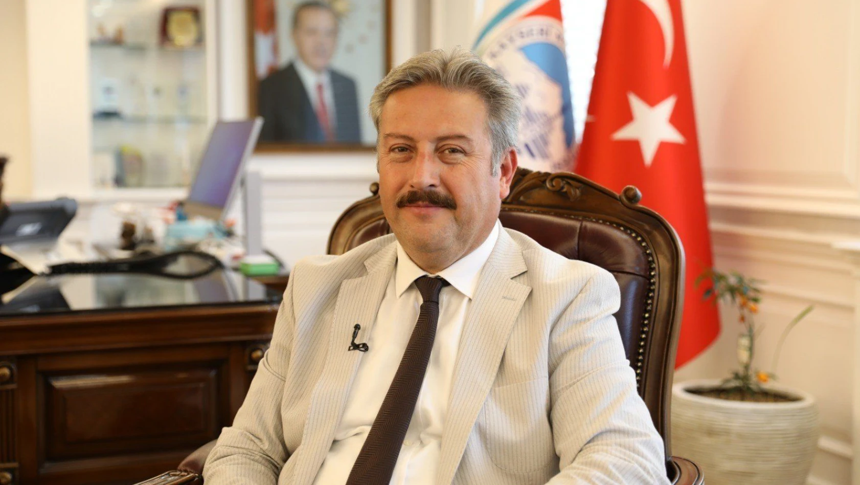 Başkan Palancıoğlu yüzme sporcusu Yade Sezen'i tebrik etti