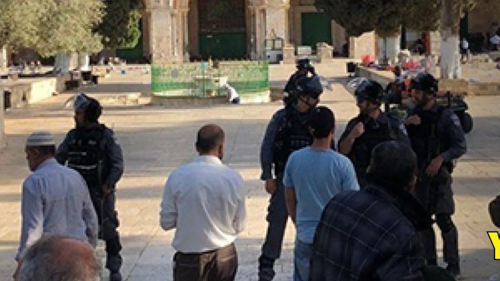 İsrail polisi Mescid-i Aksa'dan Müslümanları çıkarıp Yahudileri soktu
