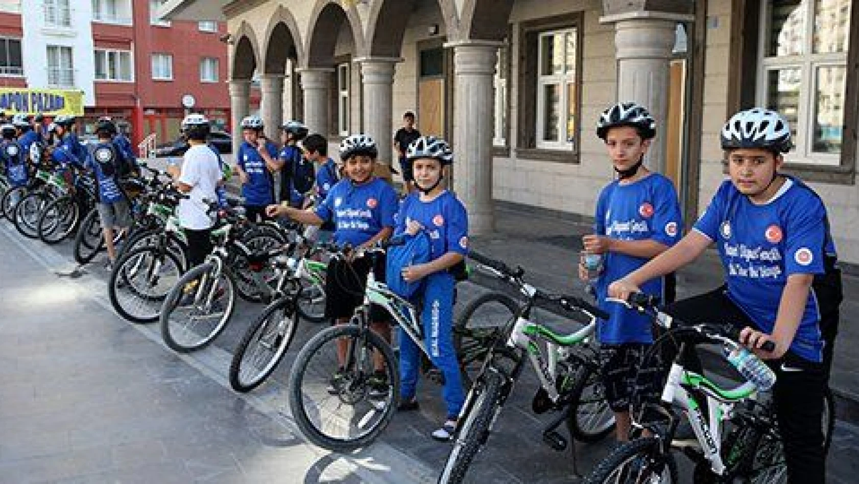 Kur'an kursuna katılan gençler bisiklet turunda buluştu