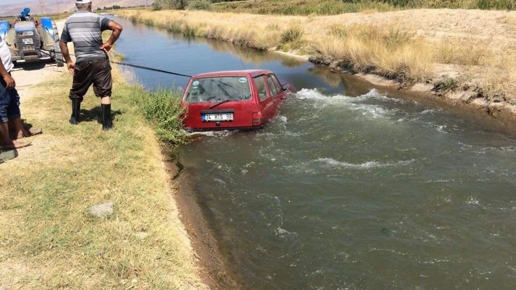 Direksiyon hakimiyeti kaybolan otomobil su kanalına uçtu