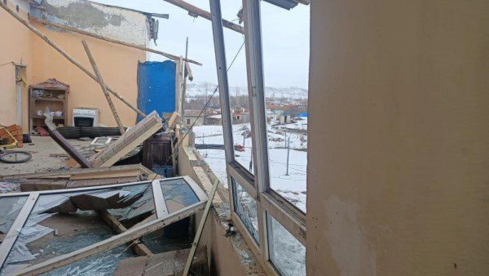 Kayseri'de rüzgar çatıları uçurdu, kaplamaları söktü