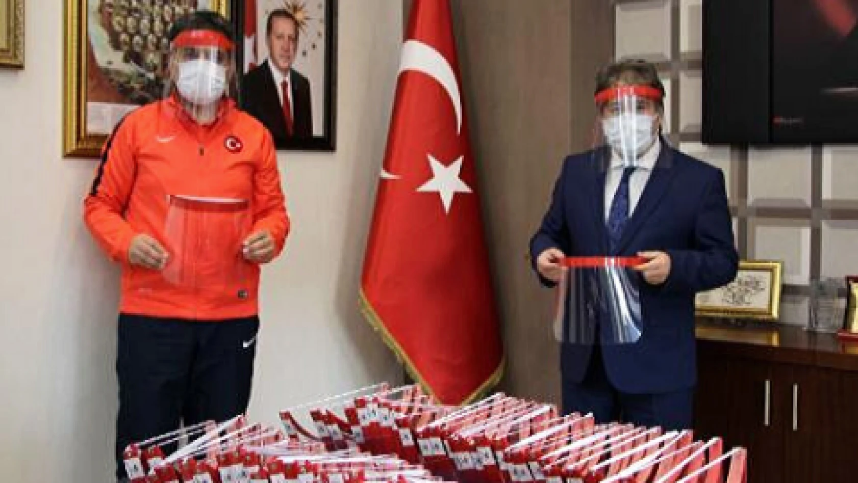 Gençlik Merkezi'nde üretilen siperlik maskeler teslim edildi