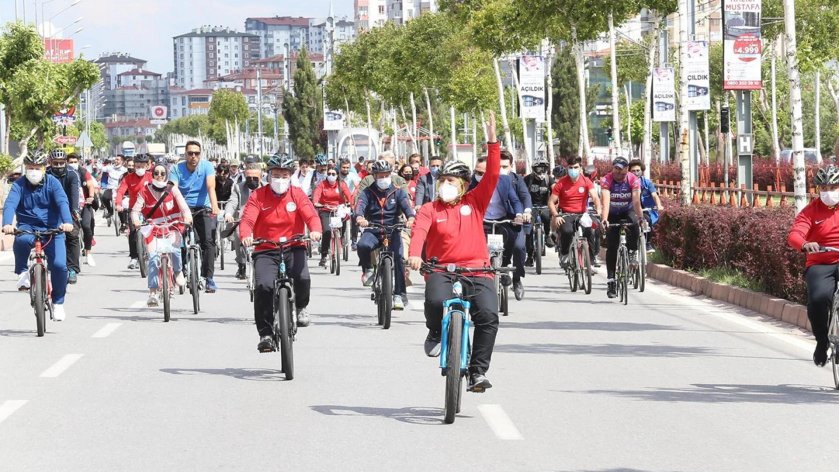 Dünya Bisiklet Günü'nde 500 kişi pedal çevirdi