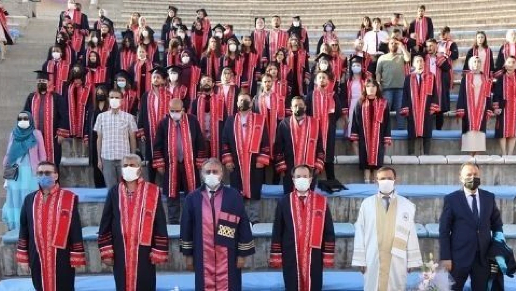 ERÜ Edebiyat Fakültesi'nde mezuniyet coşkusu yaşandı