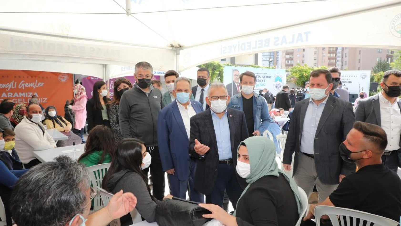 Talas Belediyesi'nden kayıt heyecanı yaşayan öğrencilere özel karşılama