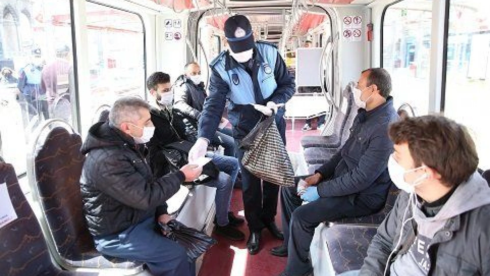 Büyükşehir Belediyesi maske dağıttı