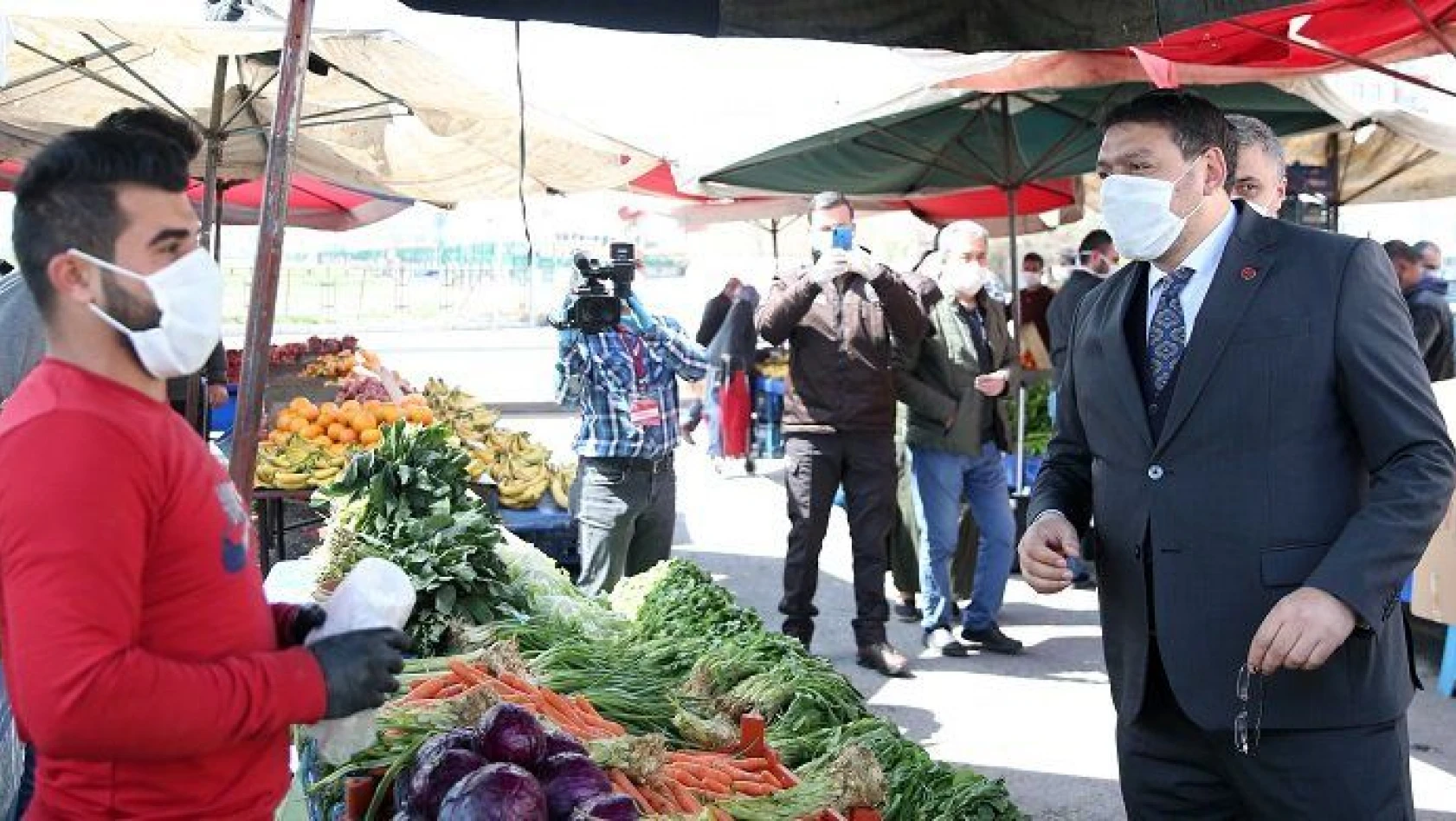 Yeniden Refah Partisi İl Başkanı Önder Narin pazar yerinde maske dağıttı