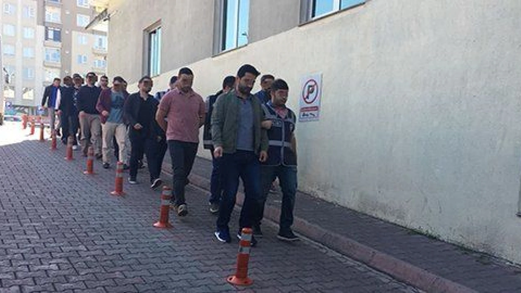 FETÖ'nün mahrem yapılanmasında gözaltına alınan 8 asker adliyeye sevk edildi