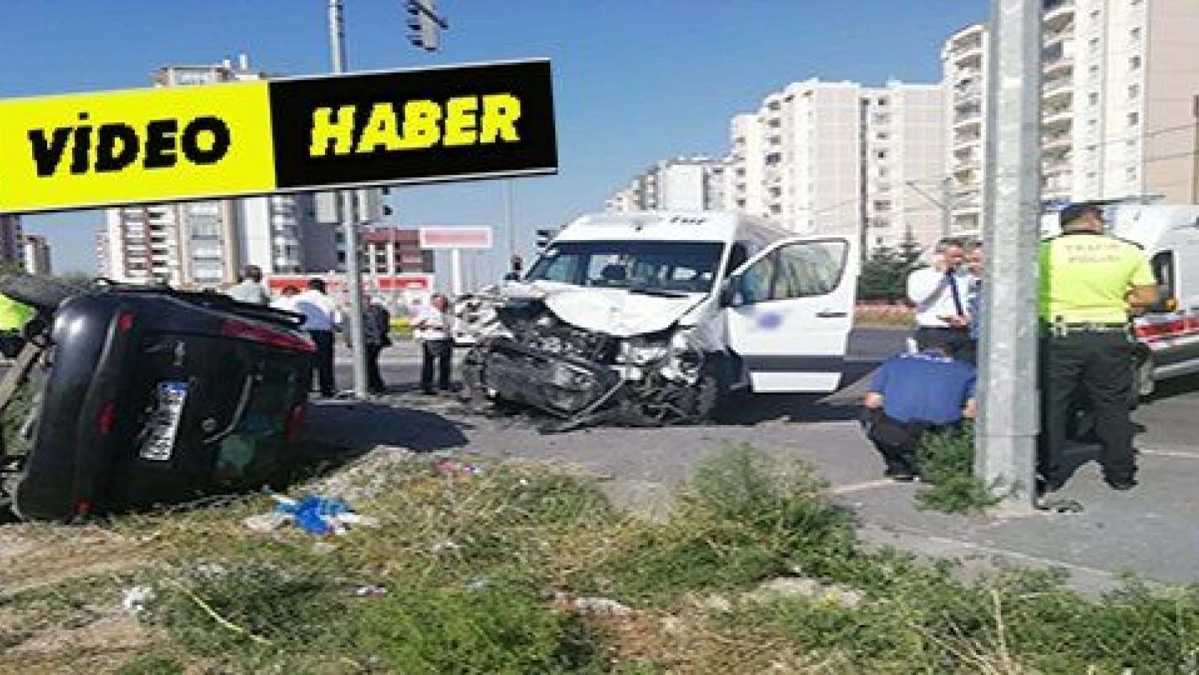 Kayseri'de öğrenci servisi ile otomobil çarpıştı: 4 yaralı 
