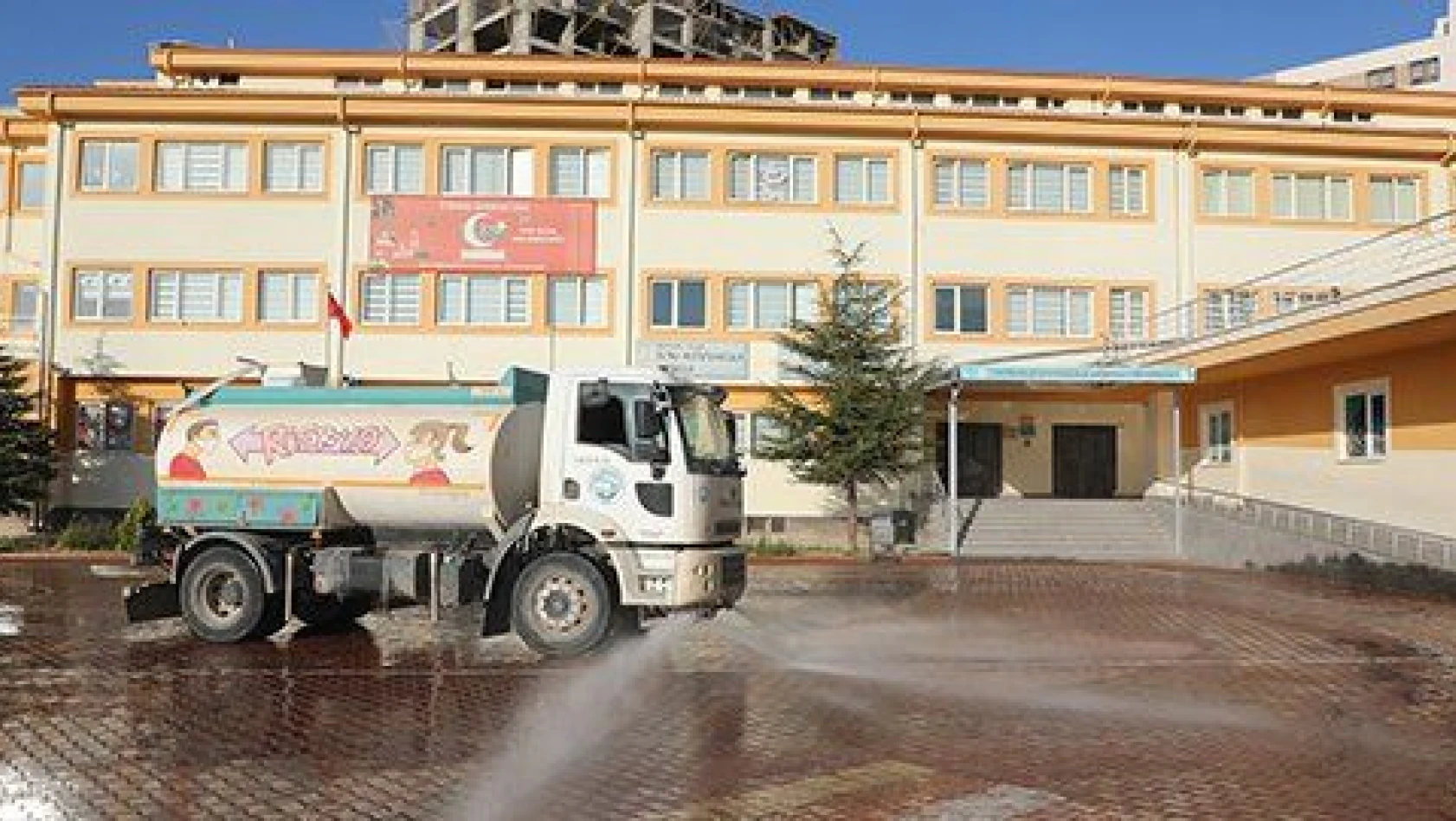 Talas Belediyesi okullara dokunmaya devam ediyor