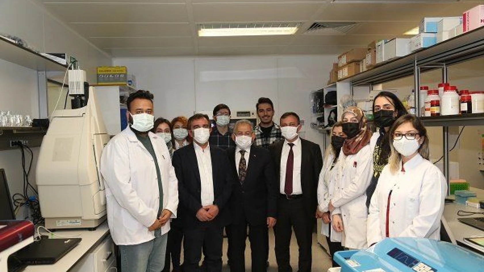 Başkan Büyükkılıç ERÜ Aşı Araştırma ve Geliştirme Merkezi'ni ziyaret etti