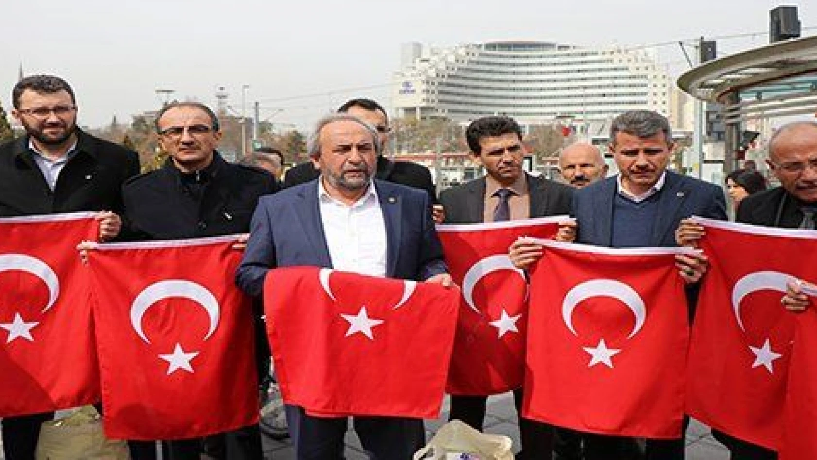 Eğitim Bir-Sen'den zeytin dalı operasyonuna 'Türk bayraklı' destek 