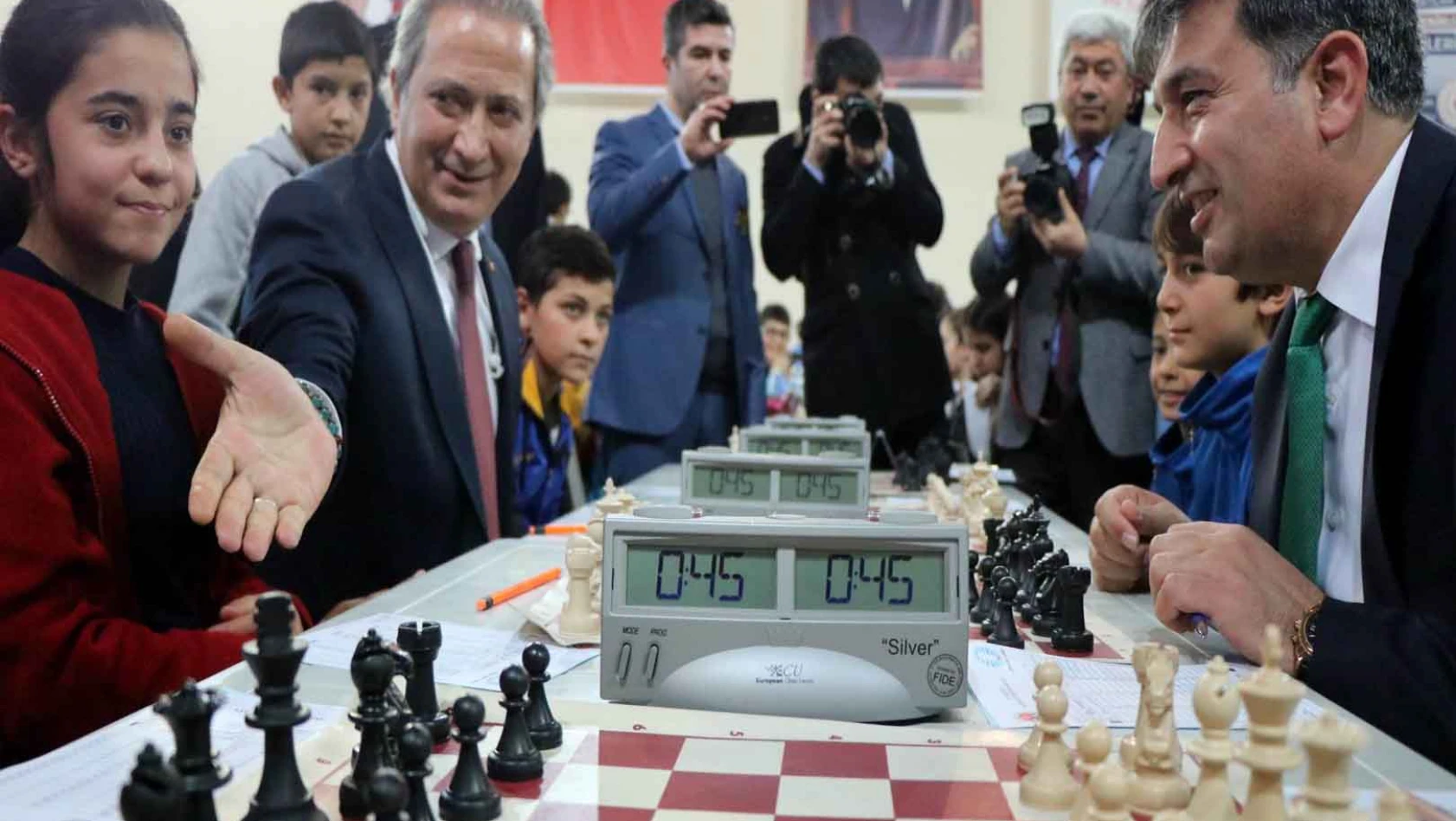 Satranç turnuvasında 937 öğrenci ter döktü