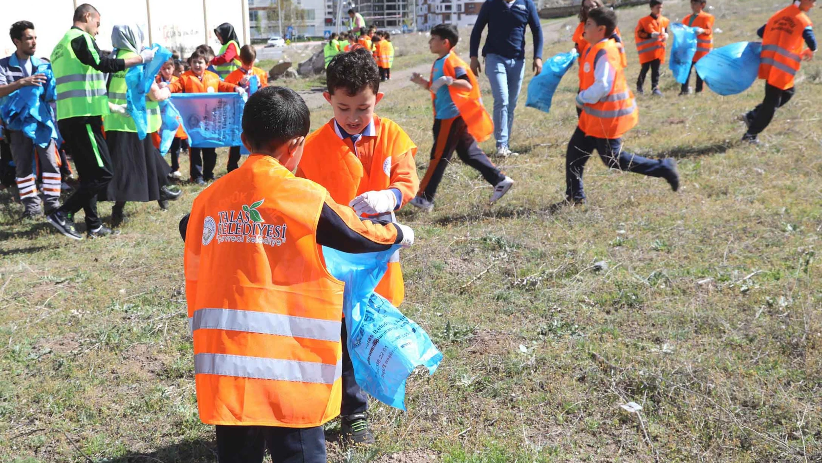 Talas Belediyesi Ve Öğrencilerden Çevre Temizliği 