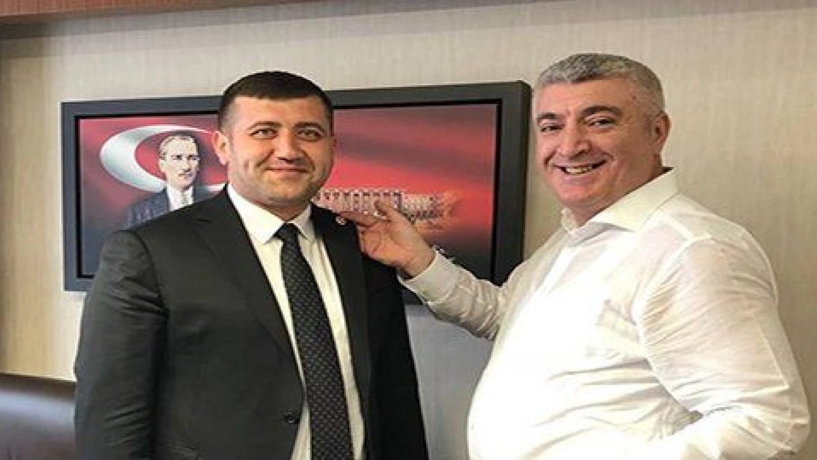 Baki Ersoy'un rozetini MHP İl Başkanı Serkan Tok Taktı