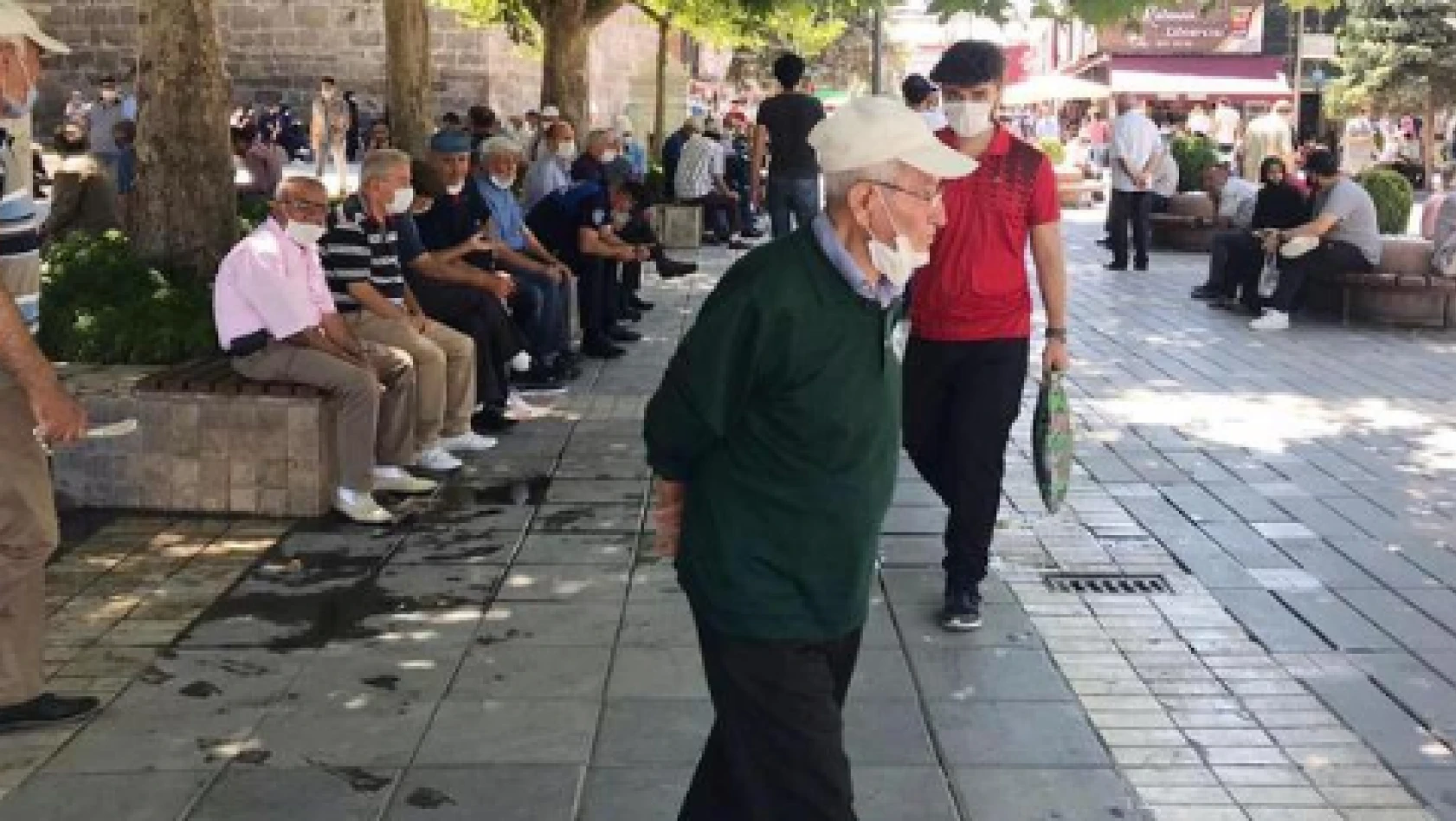 Kayseri'de sosyal mesafe unutuldu, maskeler çene altında