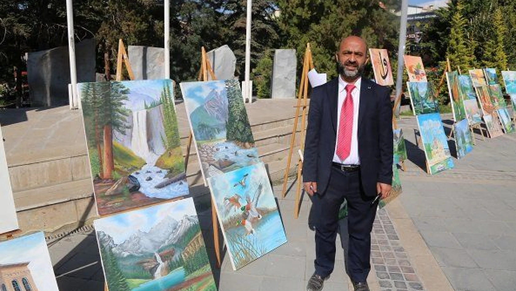 Ressam imamın sergisi Cami ve Din Görevlileri Haftası'na renk kattı