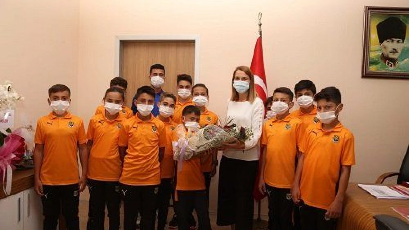 Yerköyspor'dan Yahyalı Devlet Hastanesi'ne ziyaret