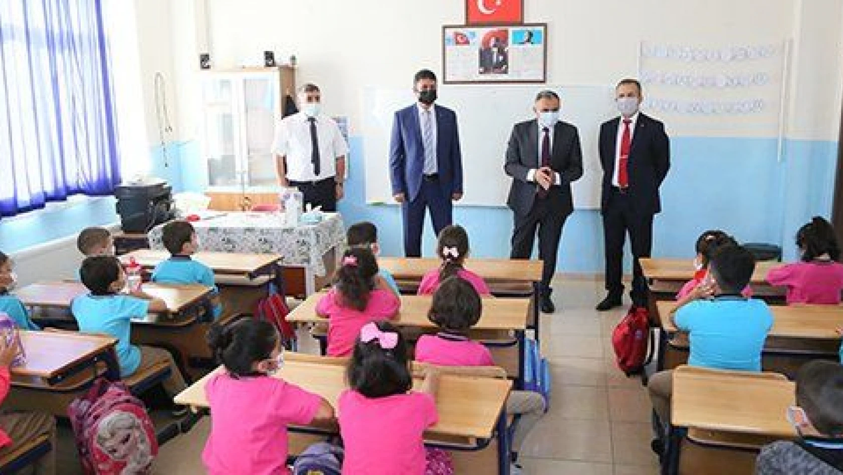 Mehmet Cabbar ilk ders gününde öğrencilerle bir araya geldi