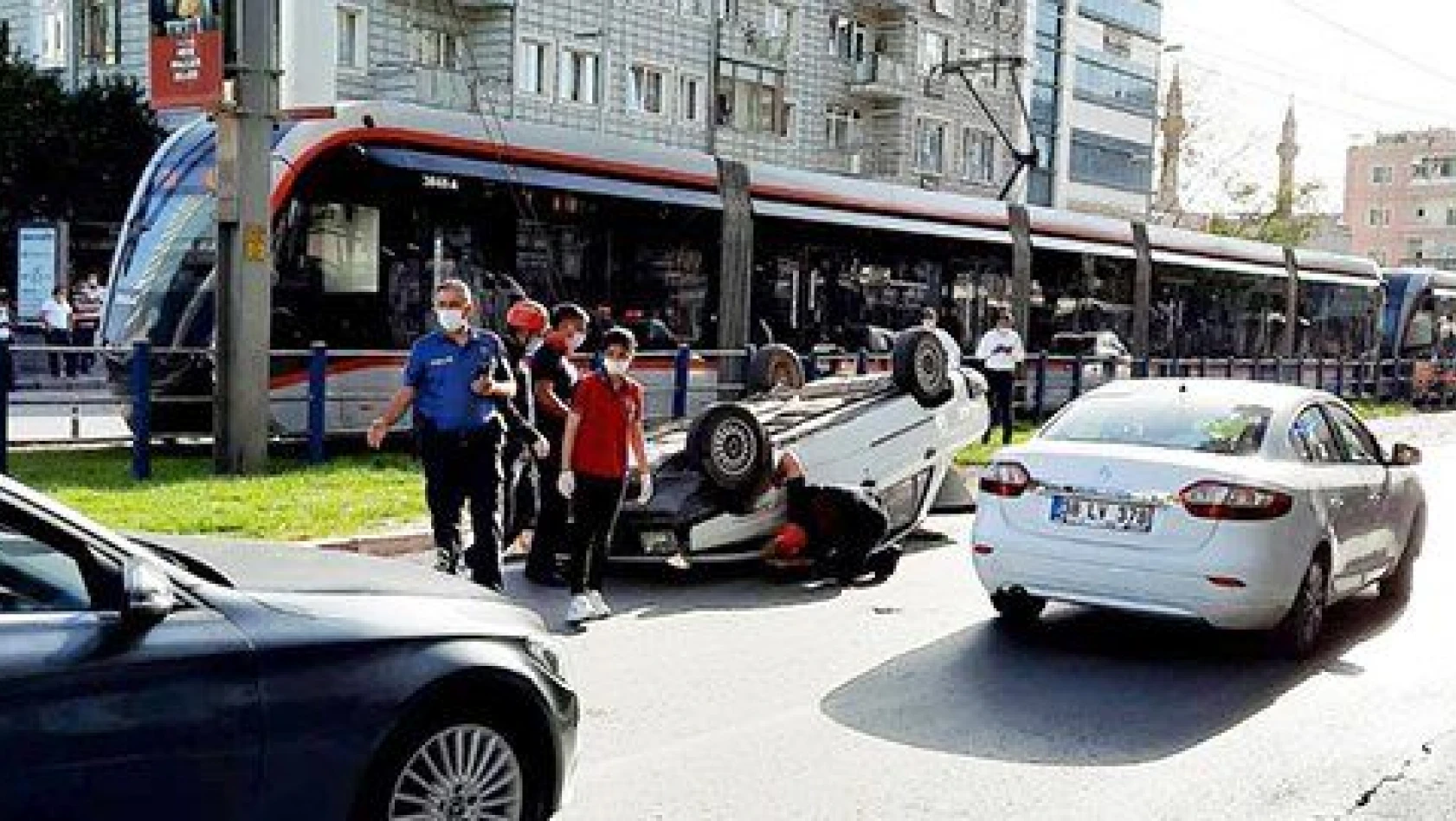 Sivas Caddesi'nde otomobil takla attı
