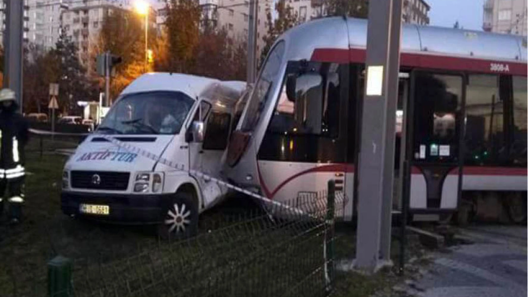 Kayseri'de öğrenci servisi ile tramvay çarpıştı: 7 yaralı