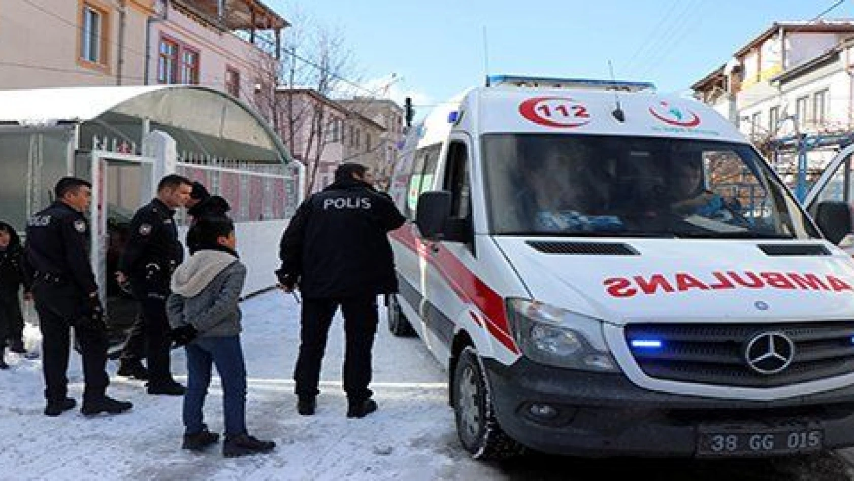 Kayseri'de ev yangını: Dumandan etkilenen 2 çocuk hastaneye kaldırıldı 