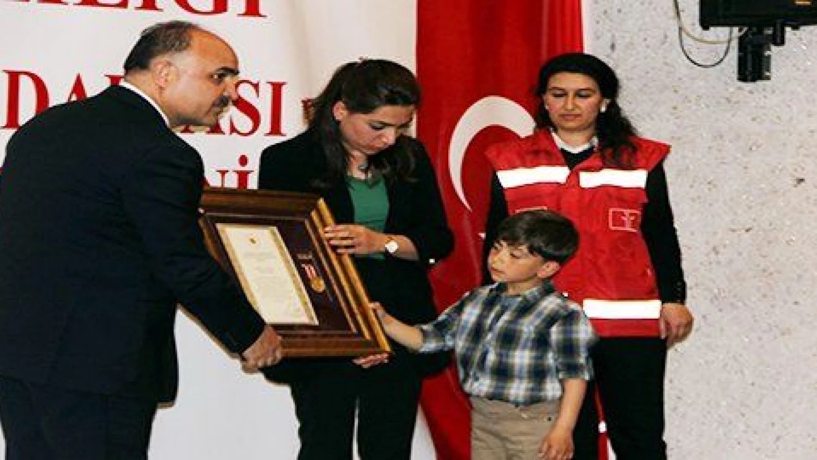 Kayseri'de 10 şehit ailesine devlet övünç madalyası verildi 