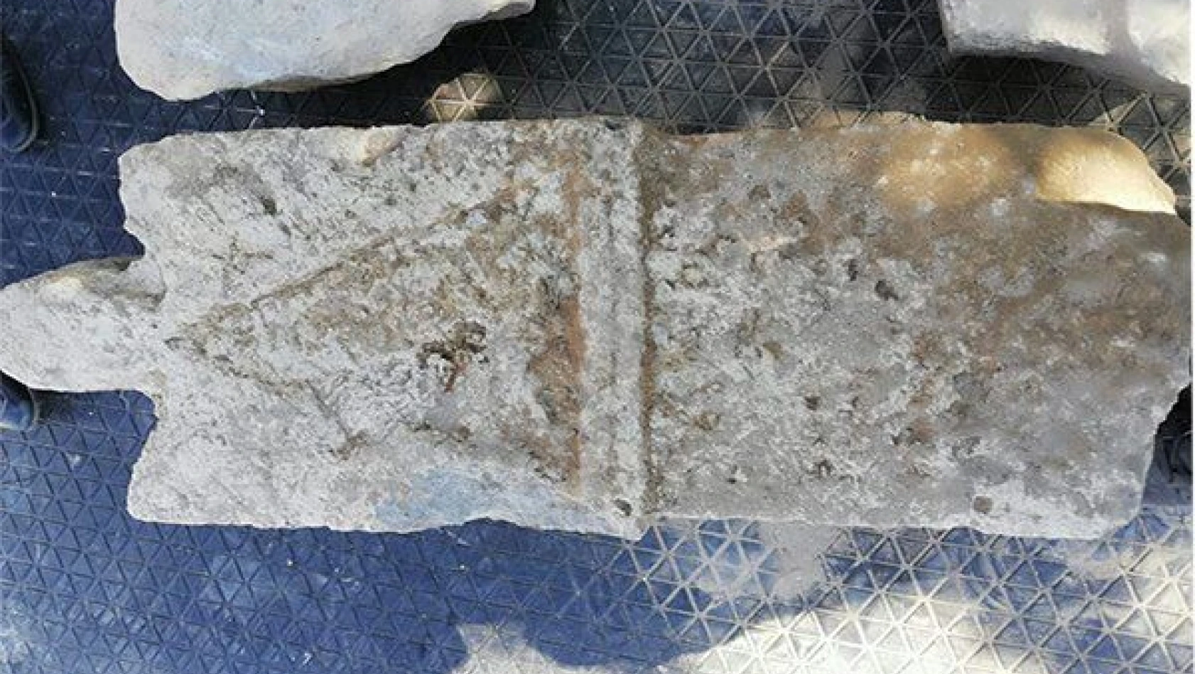 Tarihi eser kaçakçıları Roma dönemine ait mezar taşı ile yakalandı