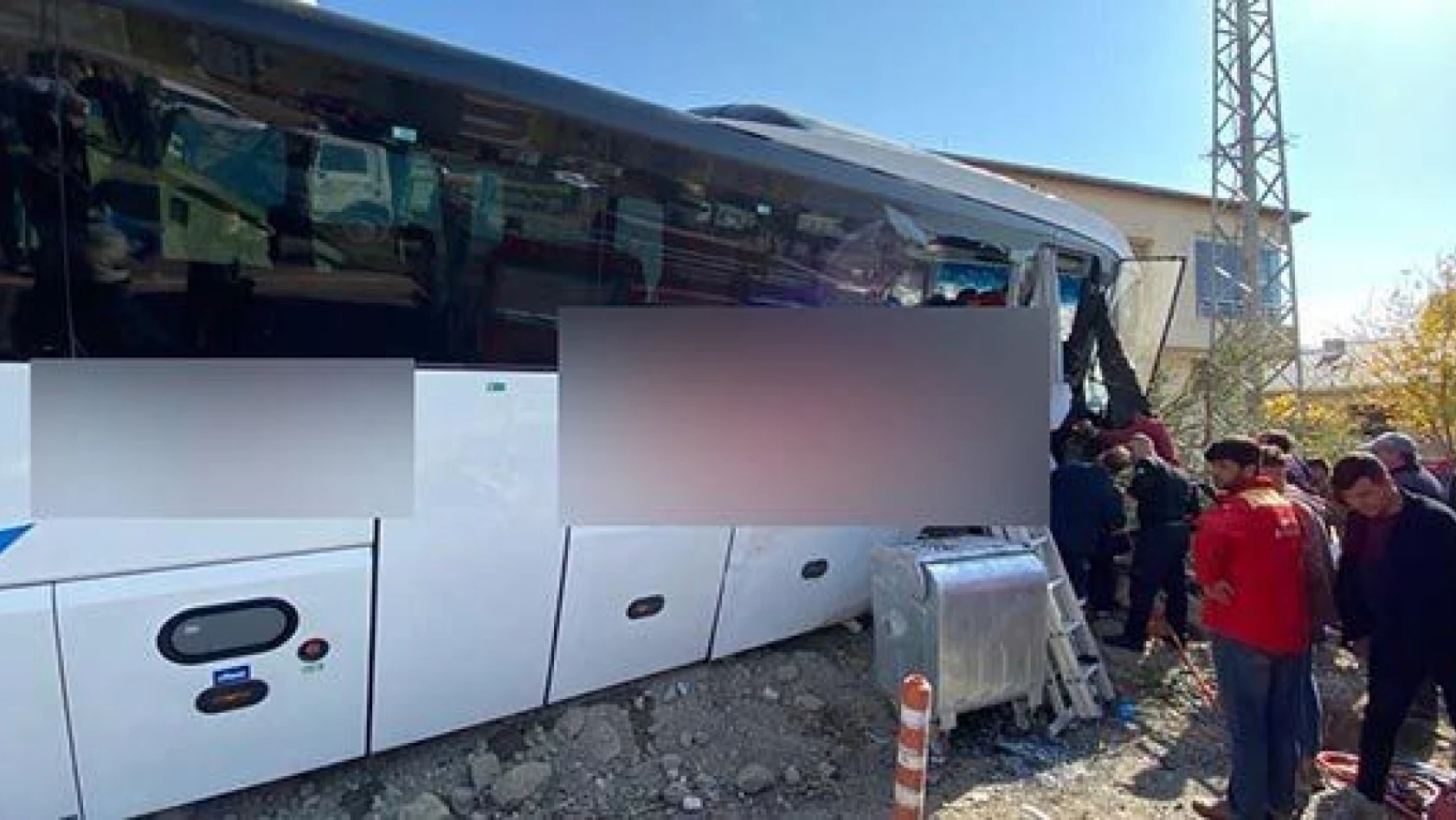 Feci kazada can pazarı, yolcular camlar kırılarak çıkarıldı
