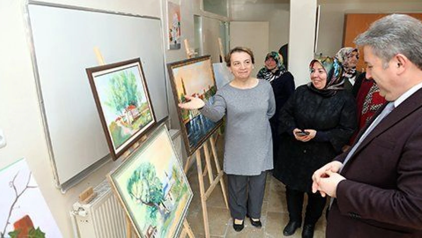Palancıoğlu ev hanımlarının resim sergisinde 