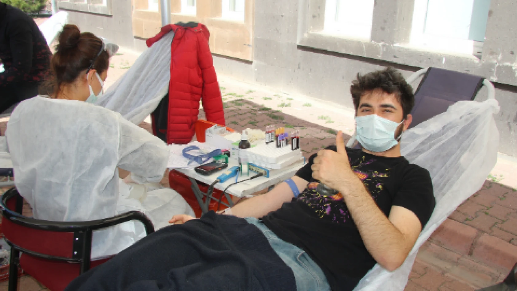 'Kan ver, can ver' sloganıyla, Kızılay'a kan bağışı
