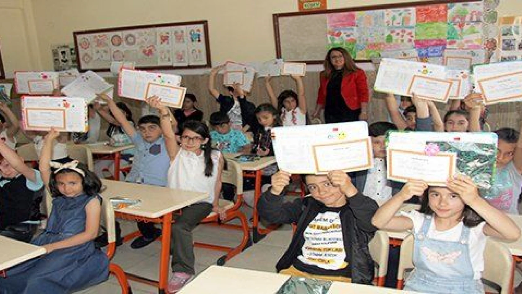 Kayseri'de, 300 bin 86 öğrenci karne aldı