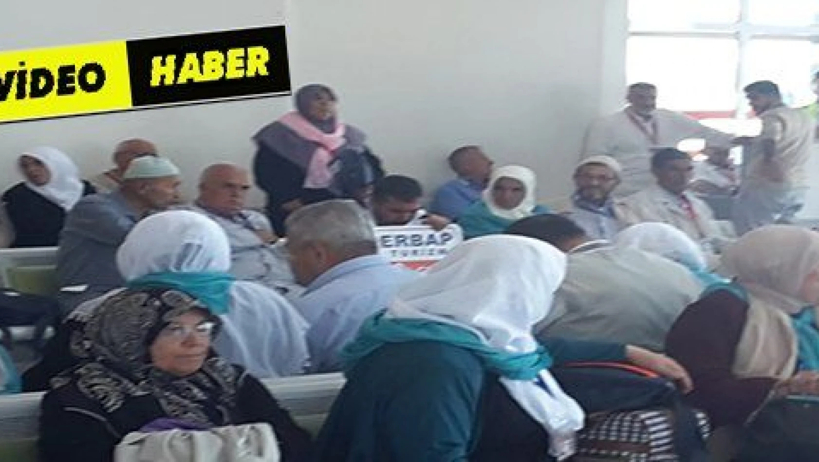 Kayserili hacı adayları 8 saatlik uçak arızası sonunda Medine 'ye ulaştı 