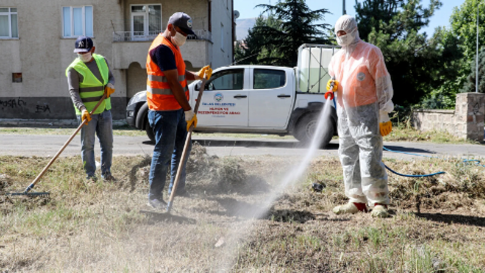 Talas Belediyesi bina bahçelerini temizliyor