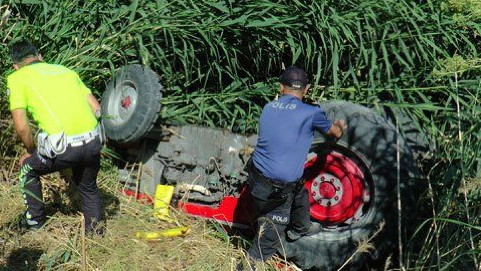 19 yaşındaki genç dereye uçan traktörde can verdi