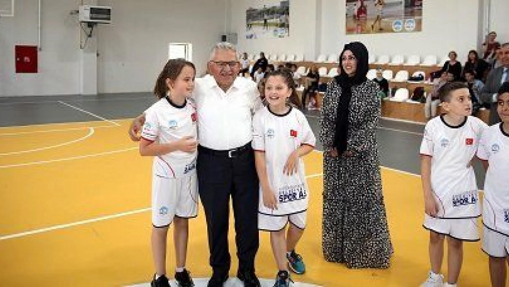 Başkan Büyükkılıç spor merkezinde miniklerle buluştu