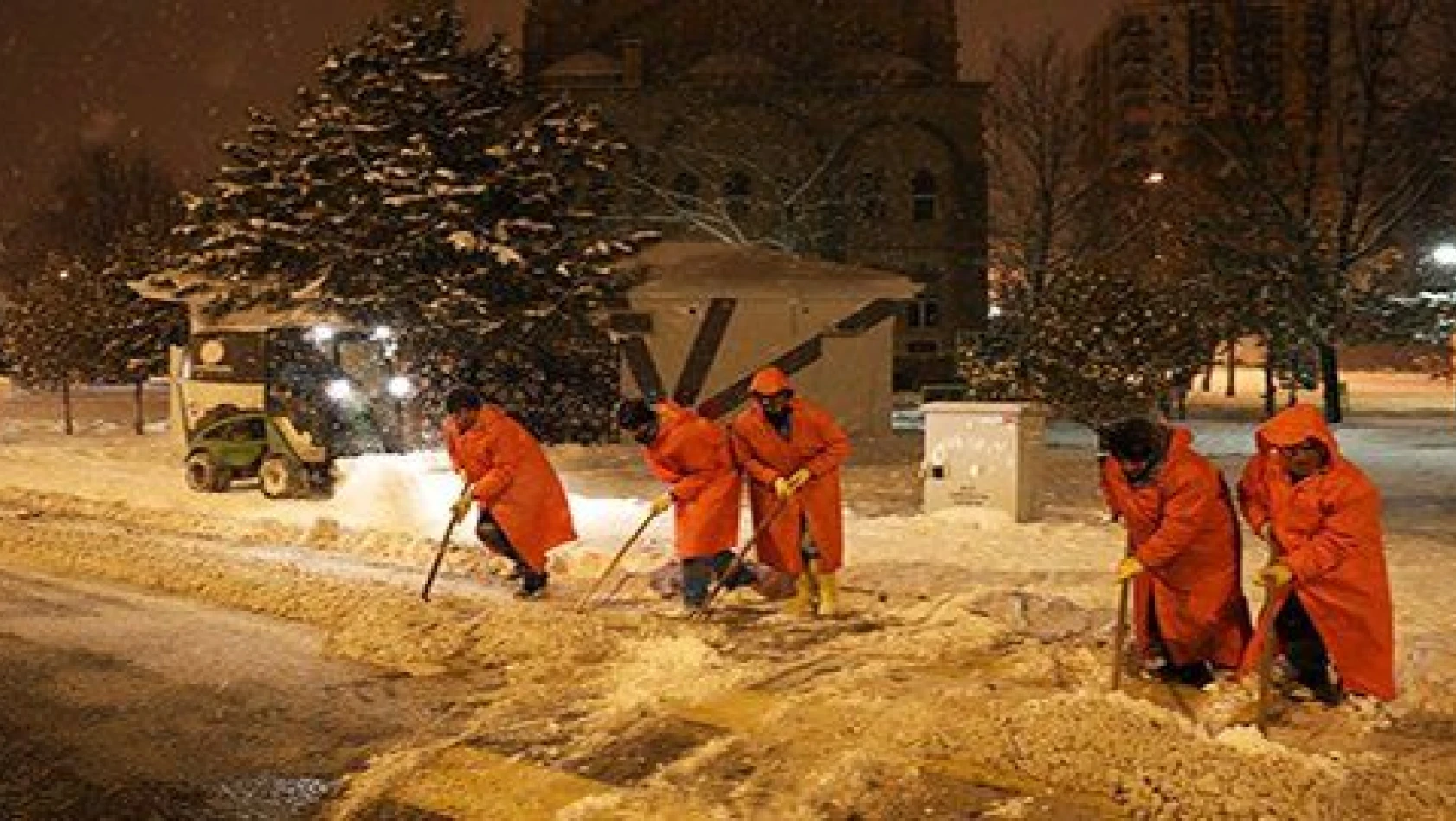 Kocasinan'da kar temizleme çalışmaları aralıksız sürüyor 