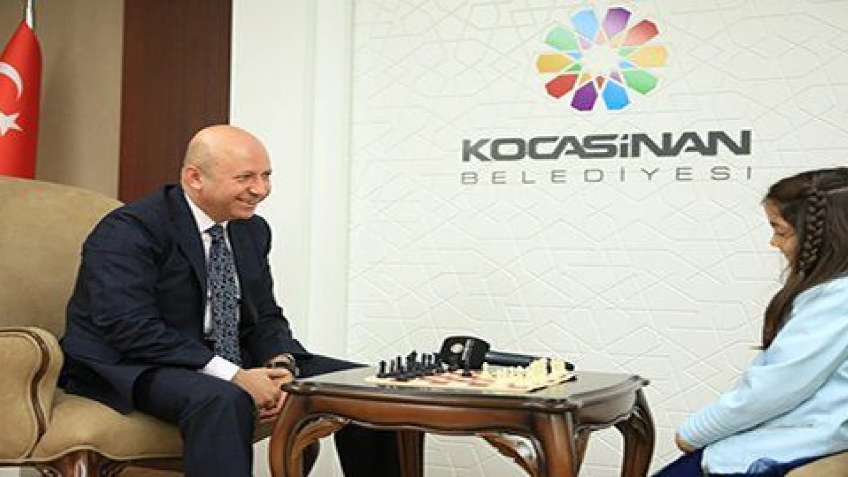 Başkan Çolakbayrakdar, minik sporcuyla satranç oynadı