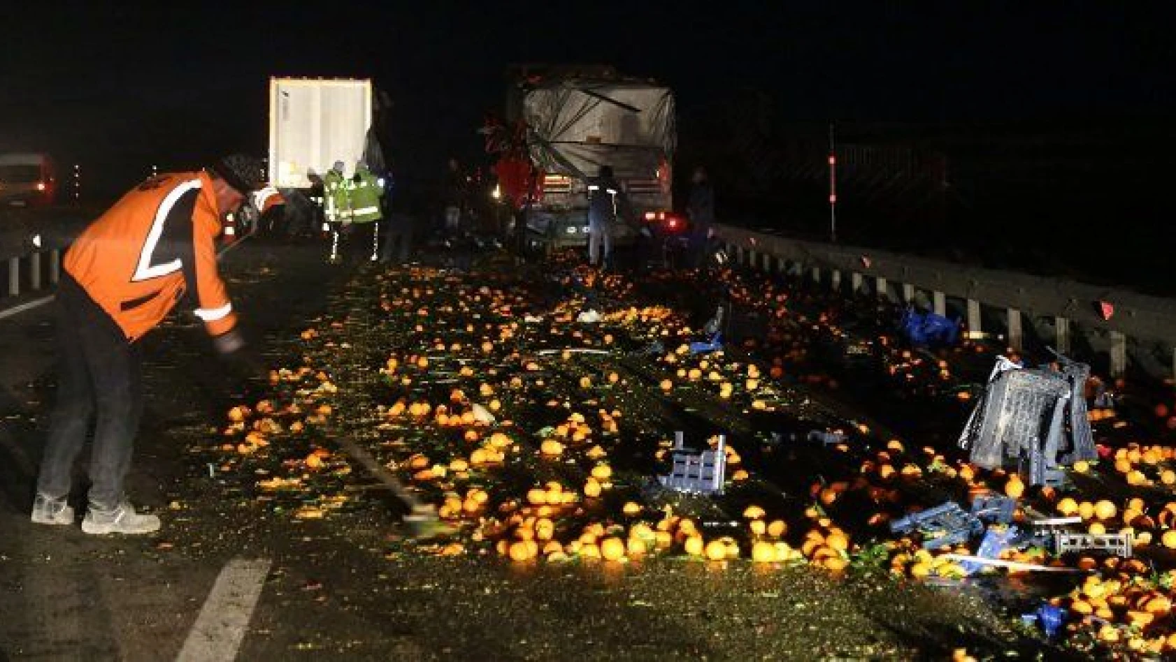 Sivas-Kayseri kara yolunda iki TIR çarpıştı. Meyveler yola saçıldı