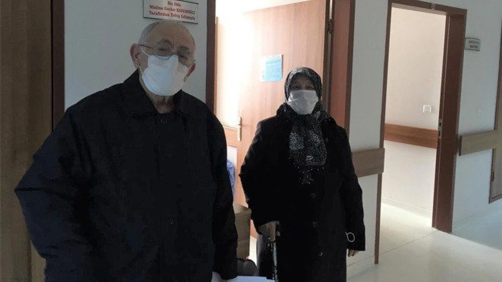 Kayseri'de koronavirüsü yenen yaşlı çift, taburcu edildi