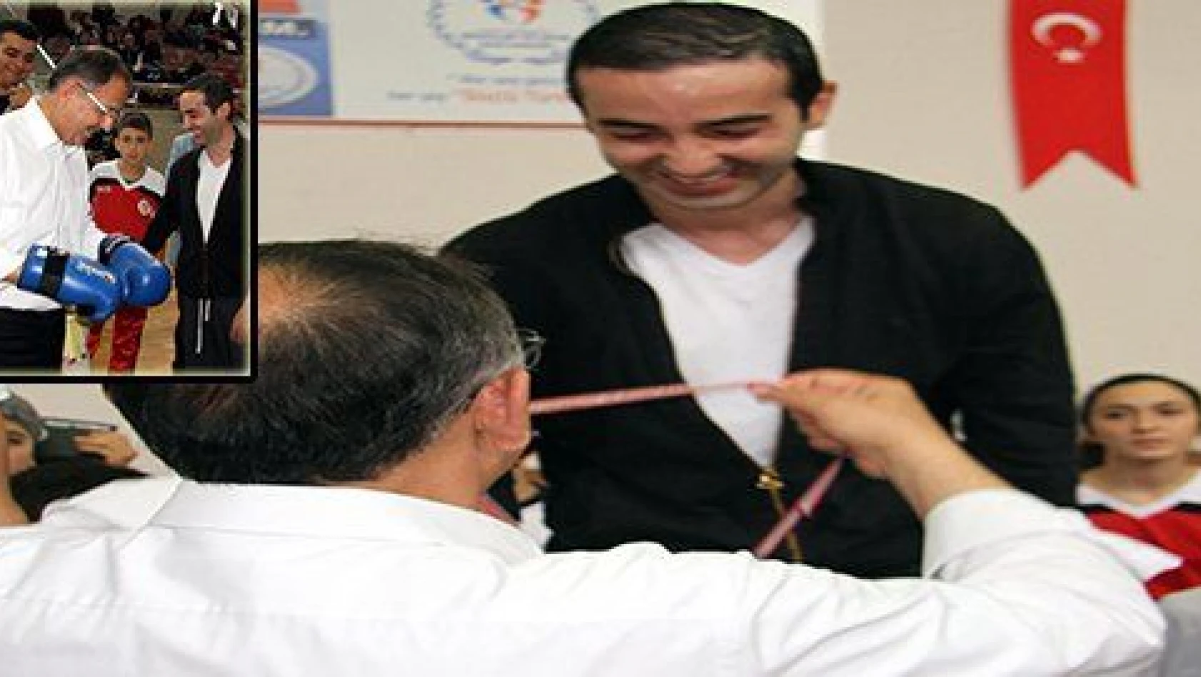 Bakan Özhaseki'den kick boks şampiyonu damadına madalya