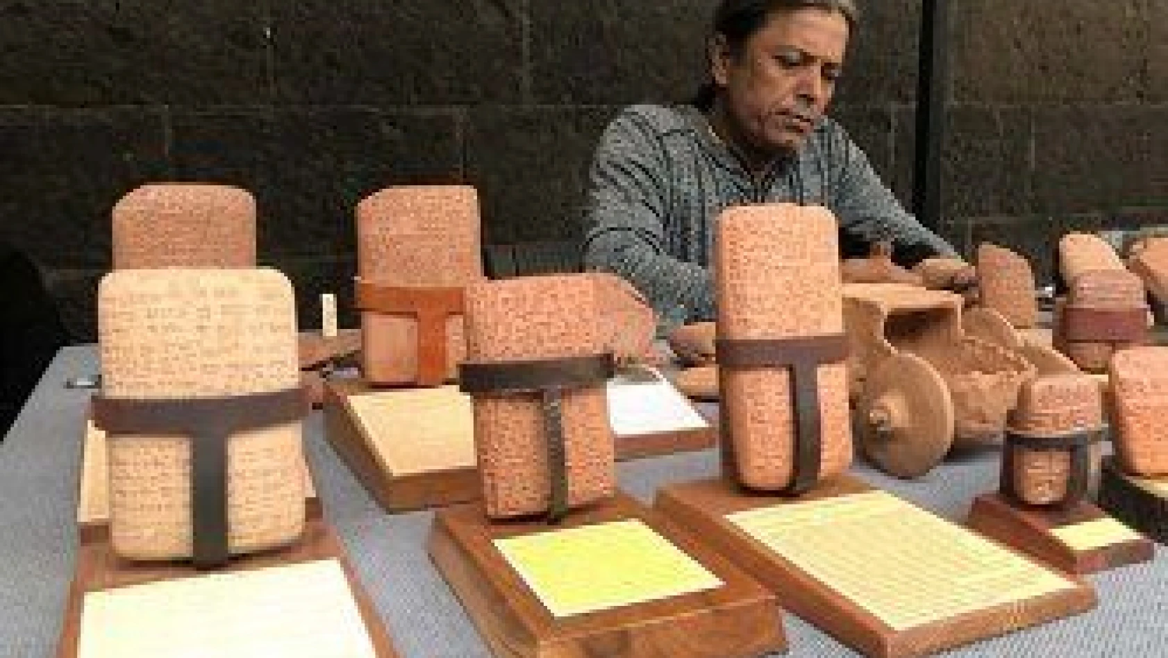Kil tabletlerin çamurdan yapılan replikaları hediyelik eşya olarak satılıyor