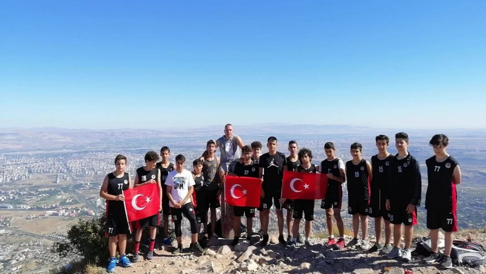 Spor Kulübü, bayram mesajını Ali Dağı'nın zirvesinde verdi