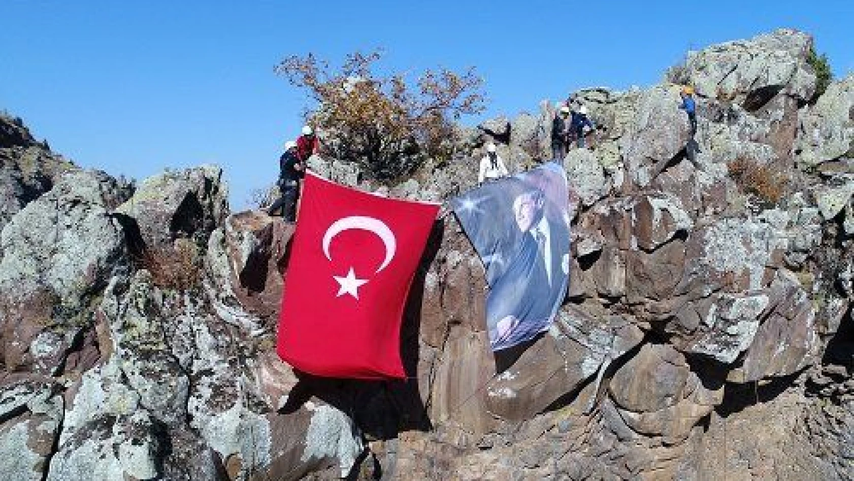 Kayseri'de dağcılar, kayalıklarda Türk bayrağı ve Atatürk posteri açtı